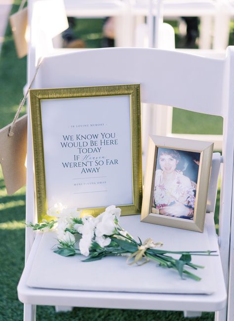 Wedding Remembrance, Memory Table Wedding, Sentimental Wedding, Dream Wedding Decorations, Urns For Ashes, Mom Wedding, Future Wedding Plans, Cute Wedding Ideas, Salou