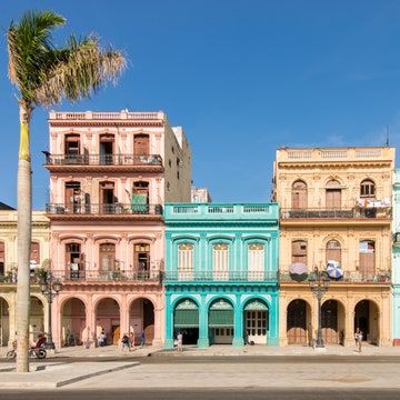 Havana House, Havanna Cuba, Cuban Architecture, Old Havana Cuba, Easy Decor, Ride A Bike, Yoga Kurse, Casas Coloniales, Havana Cuba