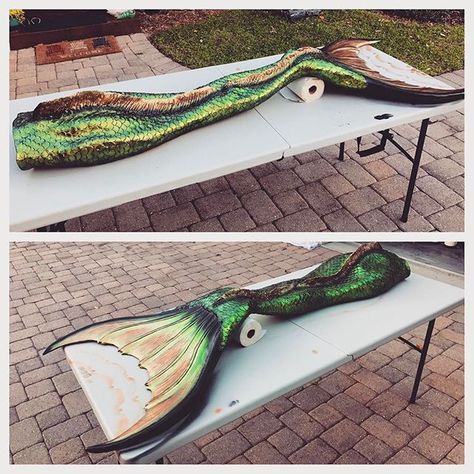 FlipTails by Mike Van Daal www.facebook.com/fliptails This tail changes color! It looks so beautiful! Green Mermaid Tail, Merman Tails, Realistic Mermaid Tails, Mermaid Board, Professional Mermaid, Realistic Mermaid, Art Vampire, Mermaid Stories, Mermaid Fin