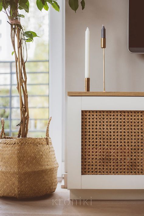 • Private apartment in Gdynia, mixed-style interior design, full of warm beiges and rattan furniture • Rattan TV shelf • #kronikiwnętrz #kroniki • #interiordesign #scandinavian #scandinavianinterior #design #beigeinterior #beige #homedecor #rustic #rattan • Rattan Design Interior, Rattan Interior Design, Rattan Interior, Bar Counter Design, Furniture Rattan, Rattan Design, Tropical Interior, Rattan Material, Tv Shelf