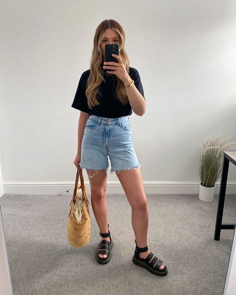 Dr Martens Outfit Summer Sandals, Blaire Sandals Outfit, Dr Martens Outfit Summer, Bermuda Shorts Outfit, Sandals Outfit Summer, Dr Martens Outfit, Summer Basics, Sandals Outfit, Bermuda Jeans