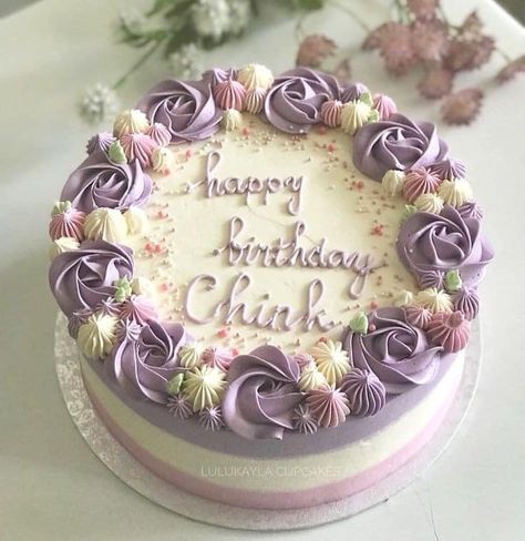 Single Layer Round Cake Designs, Cake Design For Girls Birthday, Mother Days Cake, Cake Designs For Mother, Mother Day Cakes, Mother Cake Design, Simple Flower Cake Design, Piped Birthday Cake, Simple Buttercream Cake Designs