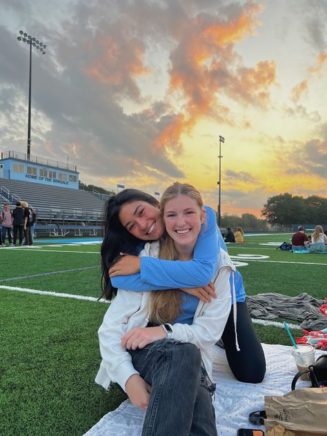 Sitting Down Poses With Friends, Senior Sunrise Pictures With Friends, Senior Picnic Ideas, Senior Sunrise Picture Ideas, Senior Sunrise Pictures, Senior Year Aesthetic 2024, Person Sitting Pose, Senior Festivities, Senior Year Aesthetic