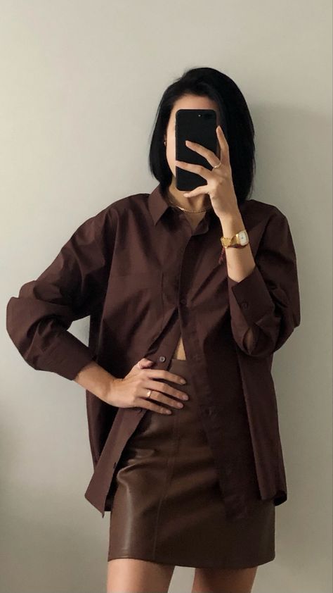 Shirt / trends of 2023 / total brown look / ideas for date / fashion / trend Brown Tshirt Outfit, Date Fashion, Women's Fashion Set, Gossip Girl Fashion, Brown Shirt, Look Of The Day, Brown Tshirt, Brown Outfit, Tshirt Outfits