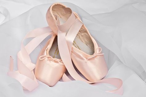 Pointe Shoes Photography, New Pointe Shoes, Dance Essentials, Pink Ballet Shoes, Ballet Pointe Shoes, Fairytale Gown, Dancing Aesthetic, Shoes Photography, Ballet Photography