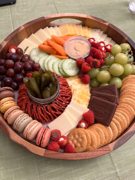 Sweet And Savoury Platter, Charquetery Board Birthday, Spa Night Charcuterie Board, Snack Tray Aesthetic, Snack Cuterie Board, Charcuterie Board Sushi, Snack Board Party, Sushi Charcuterie Board, Snack Tray Ideas