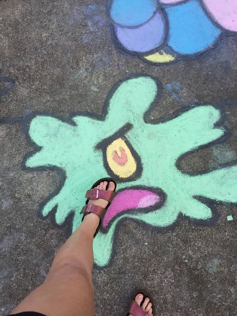 #plankton #spongebob #chalkart #chalk #summer #summervibes #birks #birkenstock #vsco Draw With Chalk, Easy Chalk Drawings, Street Chalk Art, Fun Chalk Art, Chalk Ideas, Zestaw Ikon, Chalk Design, Chalk Wall, Sidewalk Chalk Art