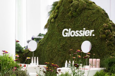 Glossier Pop Up, Retail Store Design, Retail Interior, Art Deco Architecture, Merchandising Displays, Pop Up Stores, Pop Design, Shop Interiors, Design Lab