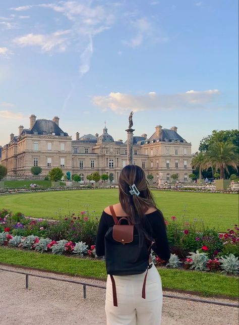 Paris Garden Aesthetic, Luxembourg Photo Ideas, Luxembourg Aesthetic, Paris Summer Outfits, Paris Photo Ideas, Paris Garden, Parisian Outfits, Parisian Summer, Luxembourg Gardens