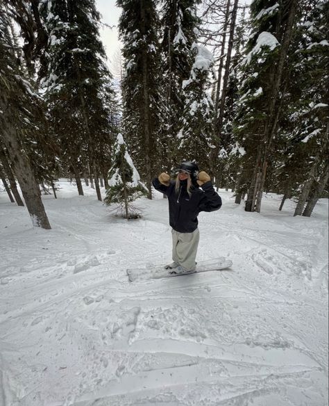 Baggy Snowboarding Outfit, Baggy Ski Fits, Baggy Ski Fit, Ski Instructor Aesthetic, Skier Aesthetic, Ski Bum Aesthetic, Ski Pictures Ideas, Snowboard Aesthetic, Snowboarding Aesthetic