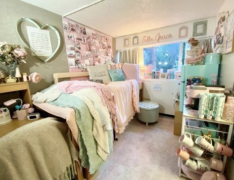 Pink And Green Dorm Room, Dorm Room Decor Blue, Light Pink Dorm Room, Pink Dorm Room Ideas, Green Dorm Room, Red Dorm, Dorm Desk Decor, Pink Dorm Room Decor, White Dorm Room