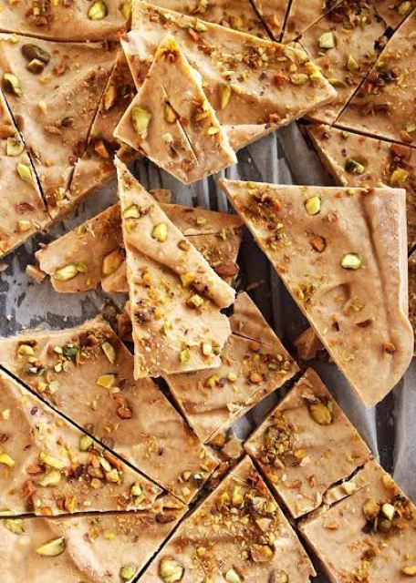 Frozen Yogurt Bark Healthy, Pumpkin Frozen Yogurt, Pumpkin Bark, Yogurt Bars, Yogurt Bark Recipe, Pumpkin Yogurt, Frozen Yogurt Bar, Fall Eats, Frozen Yogurt Bark