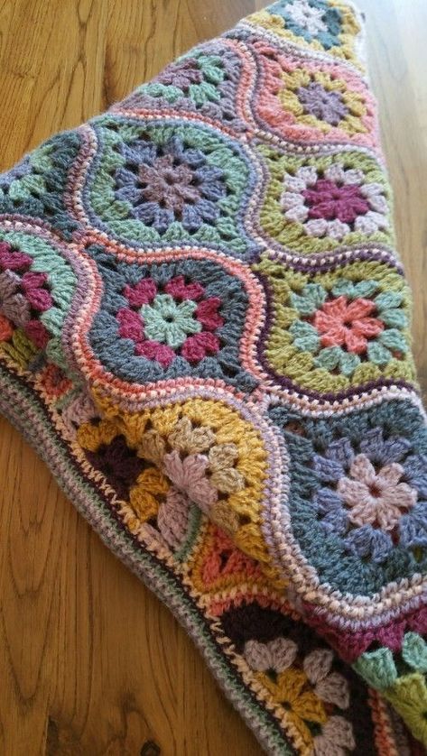 Mystical Lanterns - Free Crochet Tutorial Uncinetto Zig Zag, Motifs Afghans, Cup Of Cocoa, Crocheted Blanket, Crochet For Beginners Blanket, Afghan Patterns, Afghan Crochet Patterns, Crochet Squares, Crochet Motif