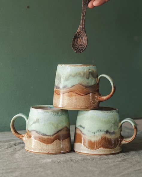 Three medium pottery mugs glazed in browns and greens to represent a coastal scene Handbuild Pottery Mugs, Hand Painting Pottery, Mug Forms Pottery, Potter Glaze Ideas, Ceramic Pottery Mugs Design, Ceramics Mugs Handmade, Mug Throwing, Glazing Mugs Ideas, Cute Mugs Pottery