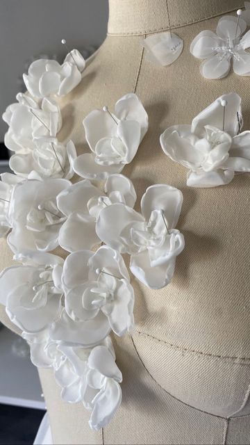 Flower Embellished Dress, Fabric Flowers On Dress, 3d Dress Design, Dresses Tutorial, Flowers On Dress, Jewel Flowers, 3d Flower Dress, Fashion Model Sketch, Making Fabric Flowers