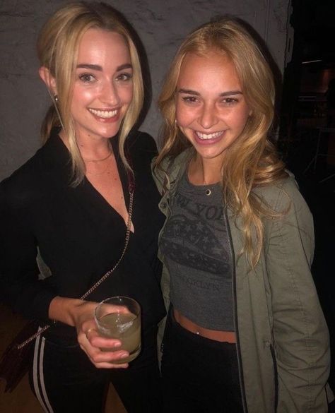 Georgia Wallpaper, Brianne Howey, Georgia Miller, Ginny Georgia, Ginny And Georgia, Movies And Series, Netflix Movies, Popular Movies, Iconic Movies