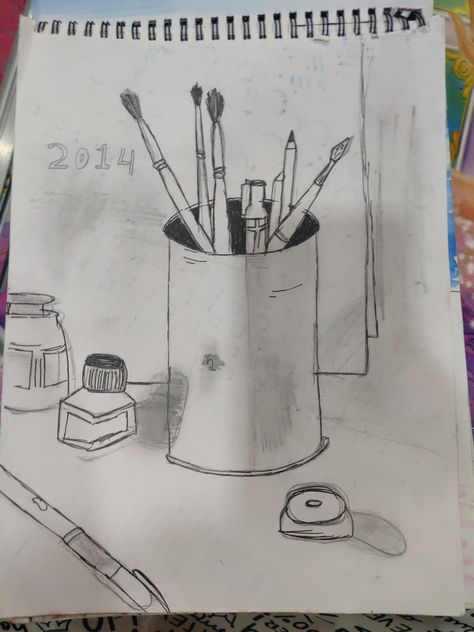 Its a pen stand sketch it is not very good but you can do it ok . Pen Stand Drawing, Crafts Bookmarks, Diy Crafts Bookmarks, Sketch It, Pen Stand, Gamer Pics, Object Drawing, Cute Wallpaper For Phone, A Pen