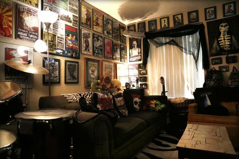 punk interior design - Google Search Rock Room Decor, Punk Rock Room, Punk Home Decor, Rockabilly Home Decor, Rock Bedroom, Rock Couple, Punk House, Rock Room, Spider Sona