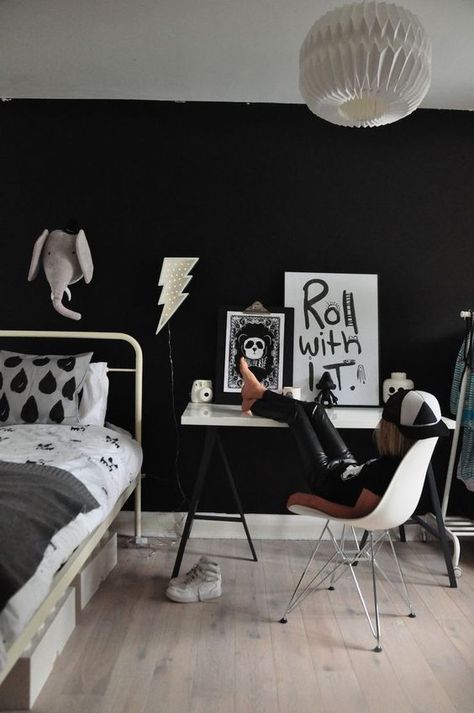 a stylish black and white space for a little rock n roller should be done with a black wall, of course Boys Bedroom Modern, Modern Boys Bedroom, Decor Chairs, White Kids Room, Black And White Bedroom, Childrens Bedroom Decor, Rooms Decor, Modern Kids Room, Boy Bedroom Design