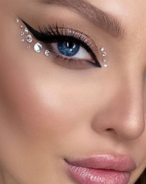 Silver Face Jewels, Eyeliner With Jewels, Crystal Eye Makeup Rhinestones, Diamonds On Makeup, Crystals On Eyes Makeup, Jewel Eye Look, Make Up Jewels Eyes, Jewels On Face Rhinestones, Diamonds On Eyes