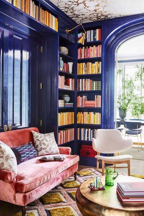 Library Sofa, Lots Of Books, Pink Couch, Maximalist Interior, English Room, Interior Vintage, Home Libraries, A Living Room, Book Shelf