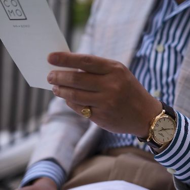 Min steps out wearing a laid-back look in Lake Como. Create your own Signet Ring via the link! Hublot Watches Men, Hot Army Men, Hublot Watches, Classy Suits, Signet Rings, Gold Signet Ring, Mens Fashion Classy, Pinky Ring, Mens Accessories Fashion