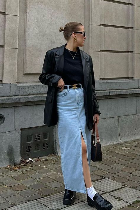 Want to know how to style a denim skirt. Check out these super stylish denim maxi skirt outfit ideas Denim Long Skirt Outfit, Maxi Skirt Outfit Ideas, Denim Skirt Outfit Fall, Denim Maxi Skirt Outfit, Demin Skirt Outfit, Long Denim Skirt Outfit, Maxi Skirt Winter, Denim Skirt Outfit, Maxi Skirt Outfit