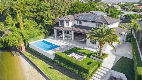 Home, sweet home: In August 2020, Tammy became the proud owner of her stunning $2.9 millio... Tammy Hembrow House, Tammy Hembrow House Decor, Brisbane House, Tammy Hembrow, Walk In Robe, Instagram Famous, Big Bucks, Empowerment Quotes, Instagram Influencer