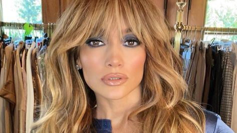 I did not look like JLo. Cut Curtain Bangs, Retro Bangs, Fringe Bangs, Wispy Bangs, Celebrity Hair Stylist, Diy Beauty Hacks, Beauty Makeup Tips, High Ponytails, Curtain Bangs