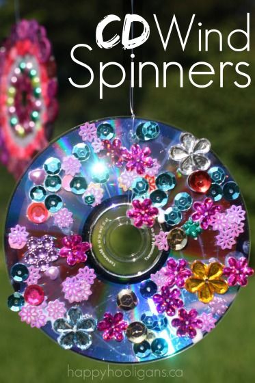 Turn your old cds and dvds into these absolutely GORGEOUS CD wind spinners for your deck, patio or garden. Super summer craft for kids of all ages! Homemade Garden, Ornaments Crafts, Happy Hooligans, Old Cd, Old Cds, Ornaments Homemade, Cd Crafts, Summer Crafts For Kids, Camping Crafts