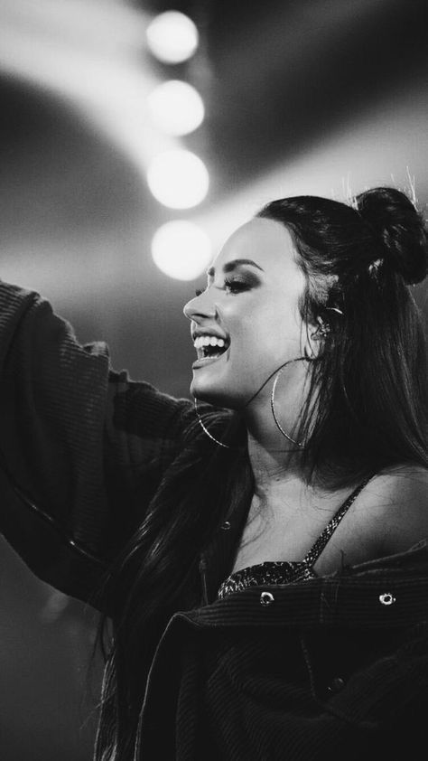 demi lovato Demi Lovato Aesthetic, Demi Lovato Style, Looks Adidas, Aesthetic Black And White, Aesthetic Black, Girl Crushes, Female Singers, Robert Downey Jr, Woman Crush