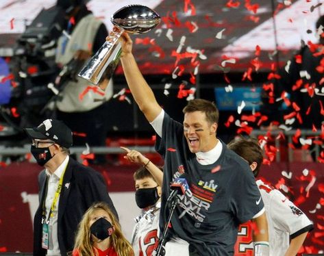 Tom Brady Goat, Tom Brady Patriots, Tampa Bay Buccaneers Football, Lombardi Trophy, Raymond James Stadium, Buccaneers Football, Football Usa, Nfl Football Pictures, Tampa Bay Bucs