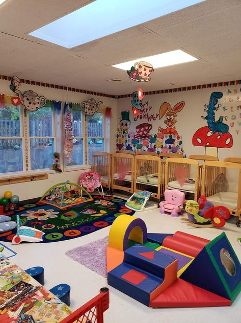 Theme Daycare Ideas, Daycare Building Ideas, Infant Room Wall Decor Daycare, Schoolage Classroom Daycare, Daycare Mural Ideas, Daycare Rooms Setup Infant, Toddler Daycare Rooms Classroom Layout, Creche Design Day Care, Day Care Aesthetic