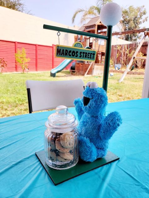 Cookie Monster Birthday Centerpieces, Cookie Monster Centerpiece Ideas, Sesame Street Centerpiece Ideas, Cookie Monster Baby Shower Ideas, Cookie Monster Pictures, Cookie Monster Centerpiece, Monster Centerpieces, Sesame Street Centerpiece, Baby Cookie Monster