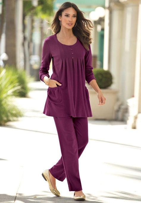 Long-Sleeve Two-Pocket Soft Knit Tunic PlusSizeSummerStyle #summervivibes #plussizefashionista #ootd #plussizequeen #plussize #summerfashion. https://whispers-in-the-wind.com/the-ultimate-plus-size-outfit-guide-summer-in-style/?713 Easy Tunic, Plus Size Fashionista, Tunic Style Tops, Long Tunic Tops, Effortless Outfit, Date Night Dresses, Swimsuits For All, Decorative Buttons, Long Tunic