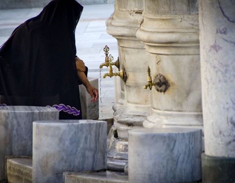 How Should a Woman Wipe Her Head When Making Wudu? Dhul Hajj, Zamzam Well, Friday Prayer, Salat Prayer, Quran Kareem, Mental Stability, About Islam, Muslim Men, Take A Shower