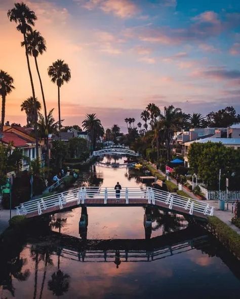 The Most Underrated Places In Los Angeles Venice Beach Canals, Venice Things To Do, Venice Beach House, Venice Los Angeles, Los Angeles Aesthetic, Venice Photography, Usa Tattoo, Visit Los Angeles, Venice Painting