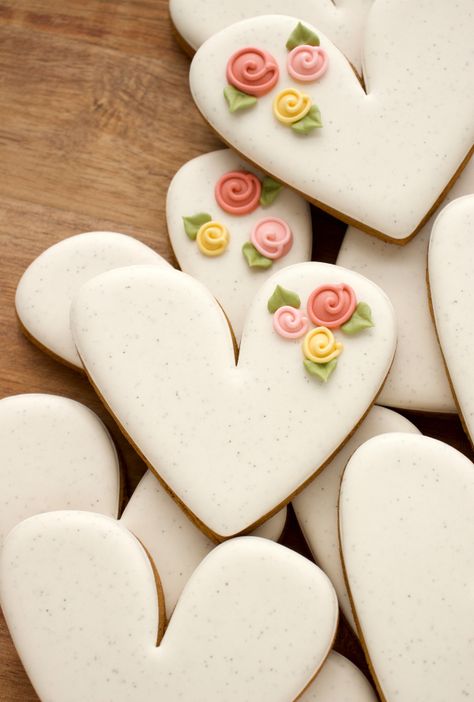 How to Make Rustic Speckled Heart Cookies for Valentine's Day #decoratedcookies #tutorial #SweetSugarbelle Heart Sugar Cookie, Sweet Sugarbelle, Cookie Decorations, Valentine Sugar Cookies, Wedding Cake Cookies, Rose Cookies, Sugar Cookie Royal Icing, Shaped Cookies, St Valentine