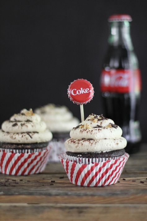 cocoa-cola cupcakes with salted peanut butter frosting Coca Cola Cupcakes, Cola Cupcakes, Coke Cupcakes, Cupcakes Decorados, Peanut Butter Frosting, Butter Frosting, Think Food, Yummy Cupcakes, Dessert Cupcakes