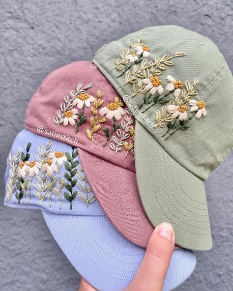 Floral Hat Embroidery, Hats With Embroidery, Embroidered Flower Pattern, Hand Embroidery On Hats, Baseball Hat Embroidery, Embroidery Hat Ideas, Hand Embroidered Hat, Diy Embroidery Hat, Quick Crochet Beanie