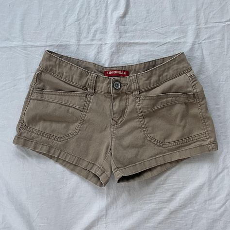 Cybery2k cargo khaki mini shorts. Y2k 2000s grunge... - Depop Mini Cargo Shorts Outfit, Summer Cargo Shorts, Summer Clothes Grunge, Cargo Shorts Aesthetic, Black Y2k Outfits, Mini Cargo Shorts, Cargo Mini Shorts, Short Cargo Shorts, Low Rise Cargo Shorts