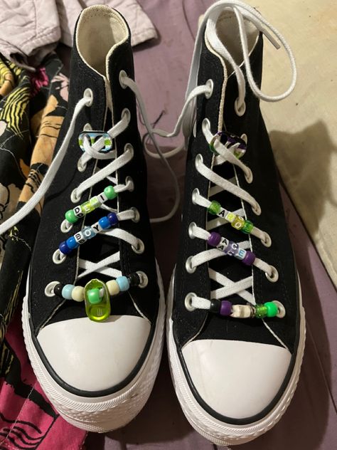 Beaded Shoelaces, Sam Aesthetic, Converse Ideas, Sharpie Shoes, Alt Shoes, Converse Design, Grunge Shoes, Pride Shoes, Beaded Things