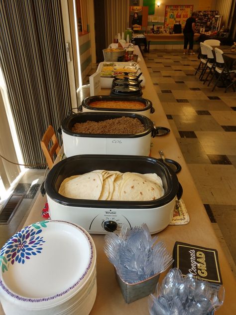 Taco Bar Sweet 16, Large Party Food Ideas Buffet, Graduation Party Lunch Ideas, Graduation Party Taco Bar Ideas, Taco Bar Set Up Ideas Grad Parties, Mexican Food Graduation Party, Taco About A Future Graduation Party, Diy Food Bars For Parties, Street Taco Bar Set Up