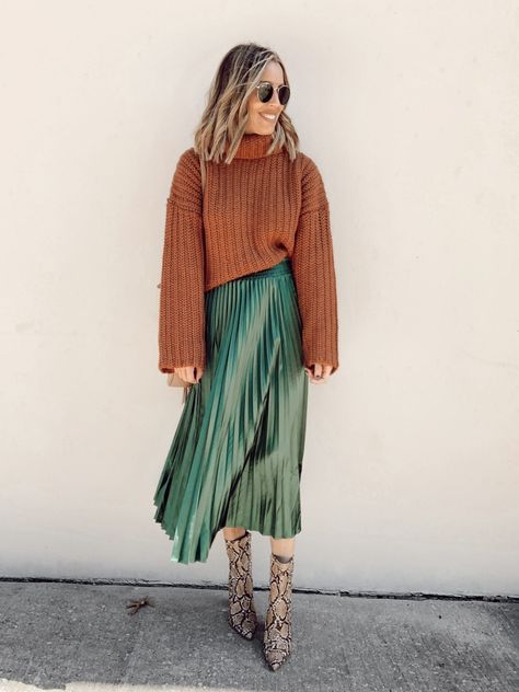 Green Midi Skirt Outfit, Green Pleated Skirt Outfit, How To Wear Turtleneck, Rock Snake, Oversized Turtleneck Sweater Dress, Midi Skirt Outfit Winter, Green Skirt Outfits, Snake Green, Skirt Outfit Fall