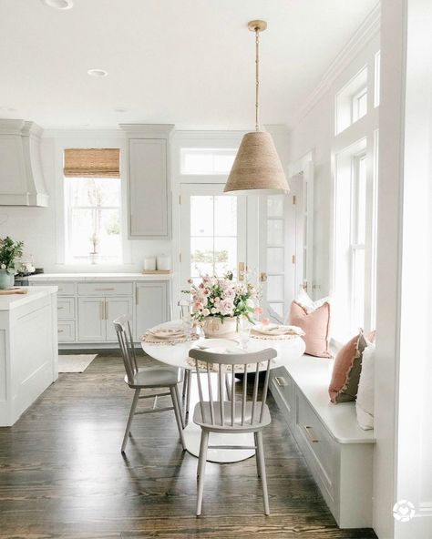 Kitchen Corner Bench Seating, Kitchen Corner Bench, Corner Bench Seating, Country Interior Design, Coastal Dining, Breakfast Nooks, Gray And White Kitchen, Casa Vintage, Country Interior