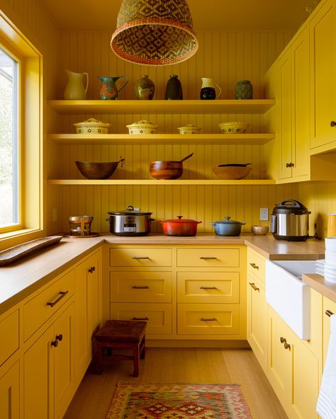 England Country, House Pantry, Country Modern Home, Interior Color Schemes, Yellow Interior, Classic Kitchen, Yellow Kitchen, Painting Kitchen Cabinets, Room Interior Design