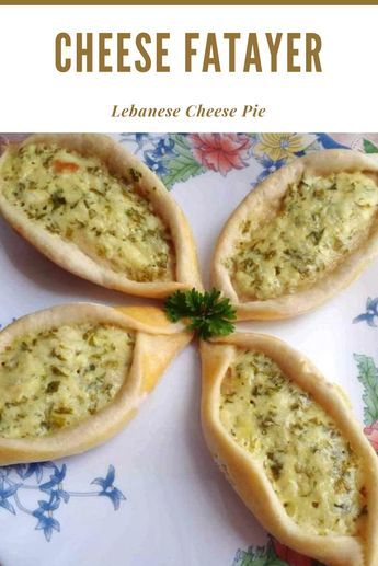 Lebanese Cheese Pie, Feta Cheese Pie, Cheese Fatayer Recipe, Lebanese Appetizers, Cheese Fatayer, Arabian Dishes, Fatayer Recipe, Jordanian Food, Iftar Recipe