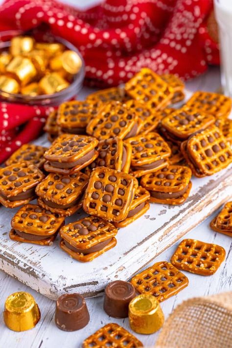 How To Make Pretzels With Rolos, Rolo Cookies Pretzel, Gourmet Chocolate Covered Pretzels, Pretzel With Rolo, Pretzel Rods Dipped Recipe, Pretzel Rolo Bites, Rolos Pretzels, Rollo Pretzel Treats, Pretzels And Rolos