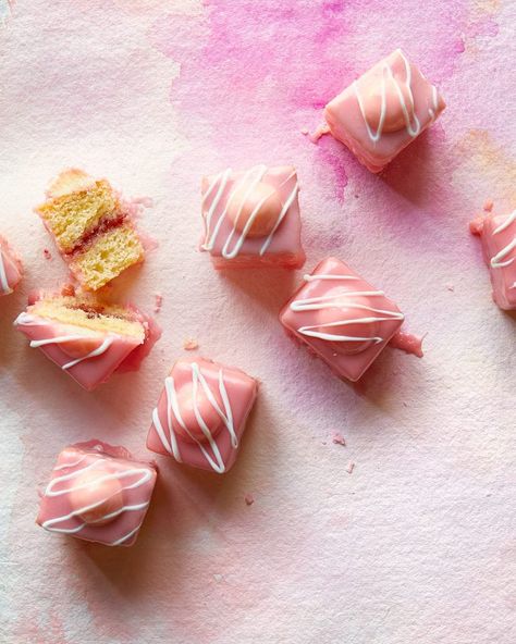 86 Easy baking recipes to make with kids | delicious. magazine French Fancies, Madeira Cake, Homemade Fondant, Jam Tarts, Fondant Recipe, Afternoon Tea Recipes, Tray Bake Recipes, Bakewell Tart, Pink Food Coloring