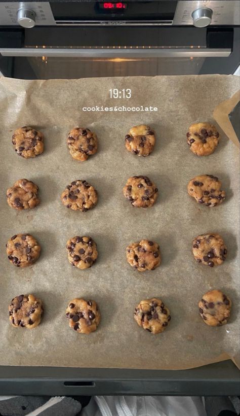 Christmas Ig Story, Perfect Chocolate Chip Cookie Recipe, Soft Cookies, Food Captions, Mini Chips, Perfect Chocolate Chip Cookies, Snap Food, Instagram Food, Sweet Chocolate